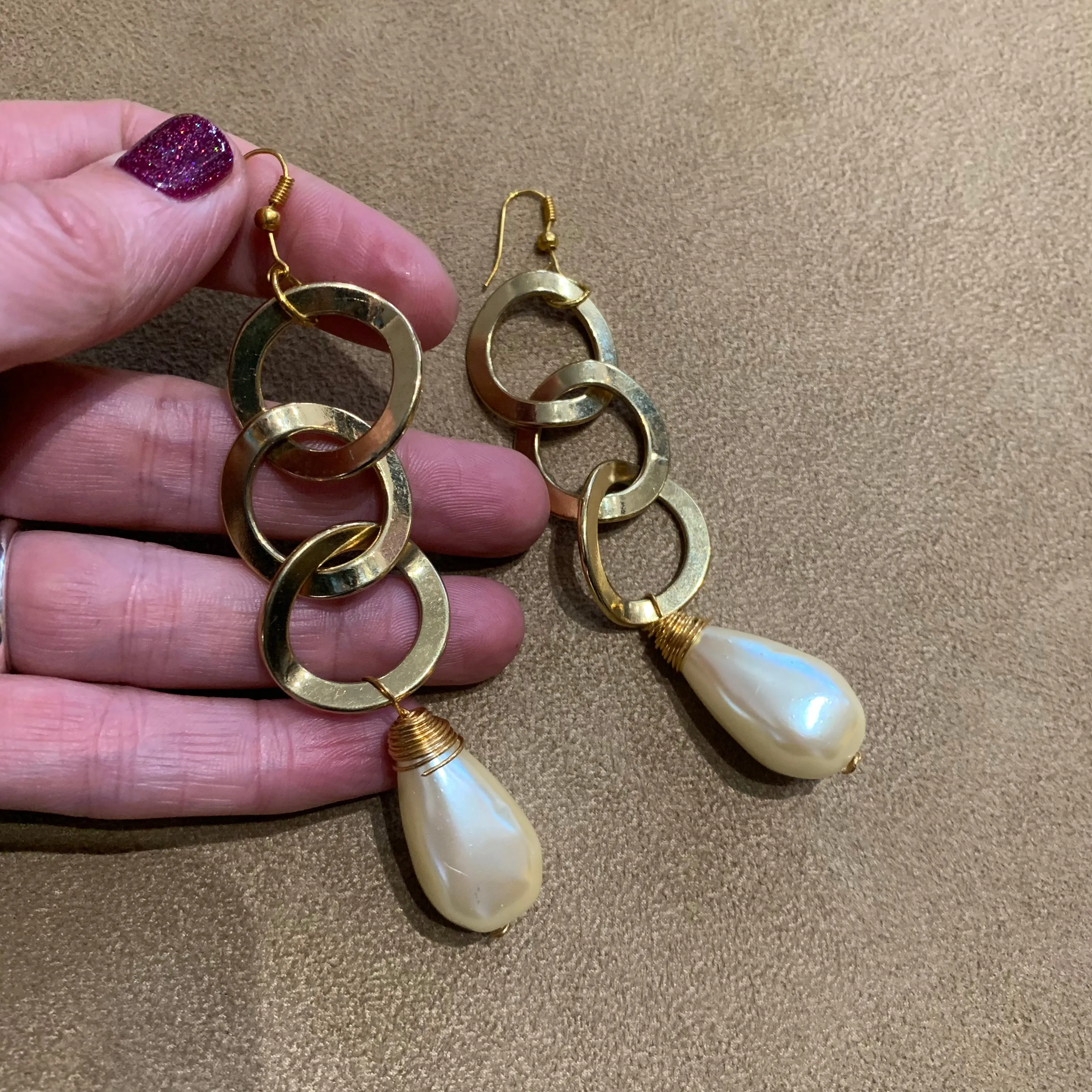 Chain pearl hoop earrings