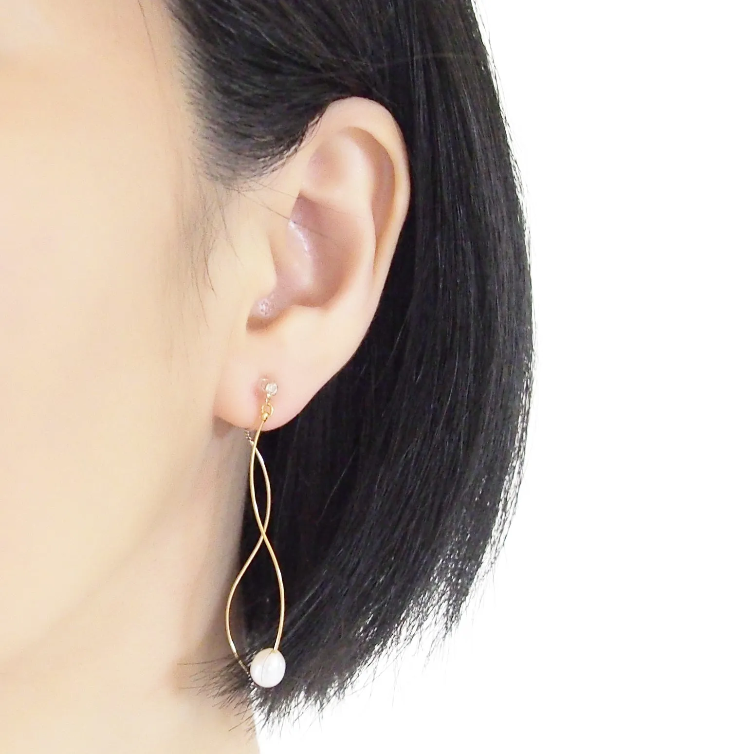 Double Sided White Freshwater Pearl with Wave Bar Invisible Clip On Earrings (Gold tone)