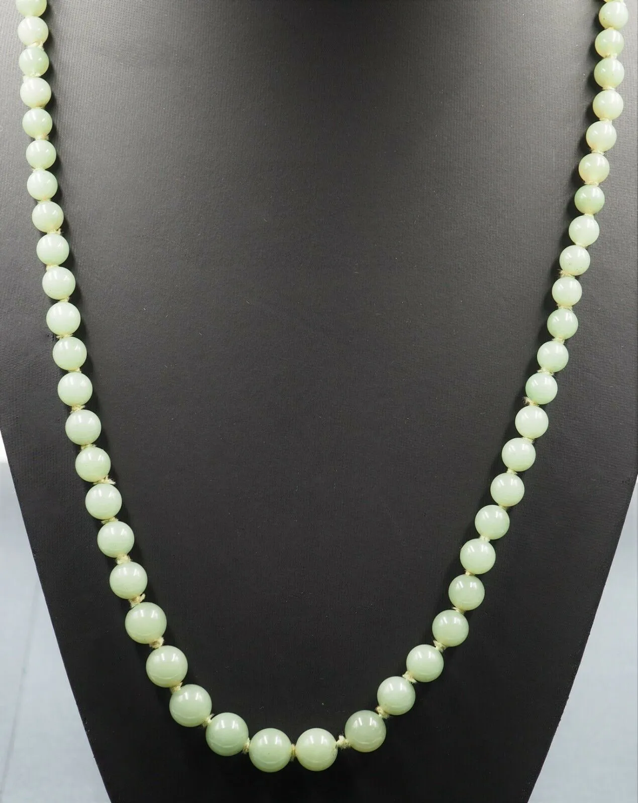 Graduated Jade Necklace with 9ct Yellow Gold Clasp