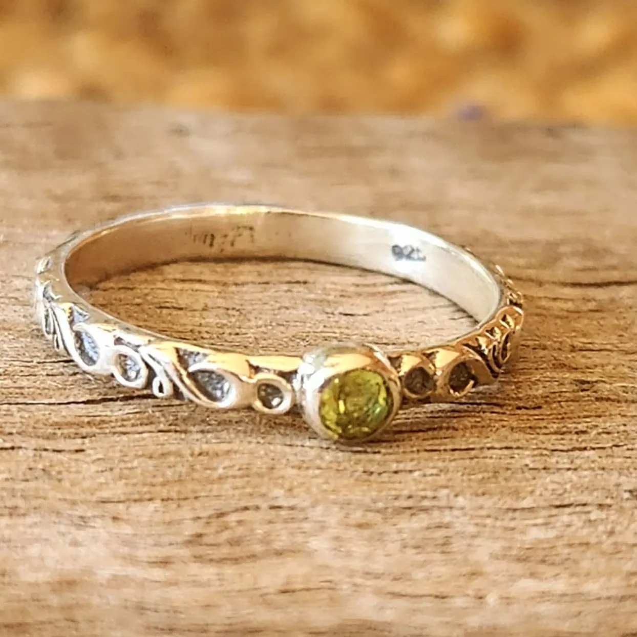 PERIDOT WAVE - 925 SILVER RING