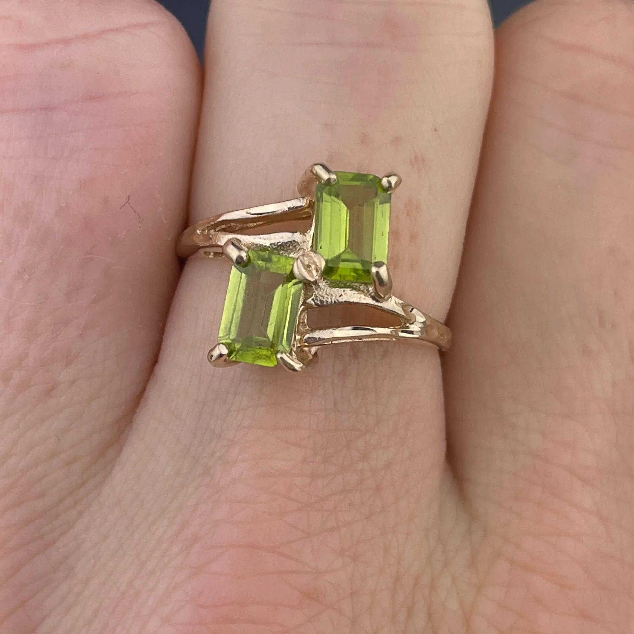 Vintage 10K Gold Peridot Bypass Ring, Sz 7 3/4