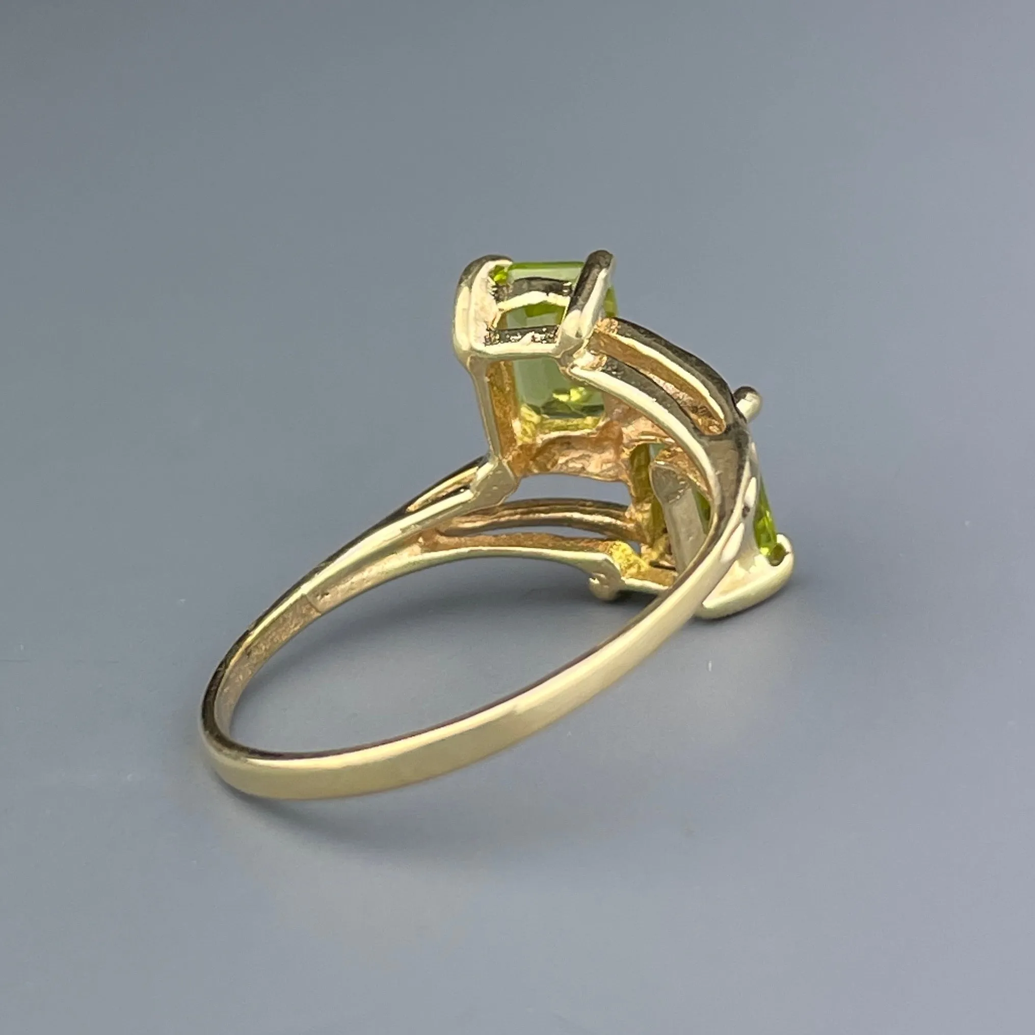 Vintage 10K Gold Peridot Bypass Ring, Sz 7 3/4